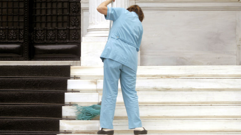 Παρατείνονται οι συμβάσεις για τις υπηρεσίες καθαριότητας στο Δημόσιο