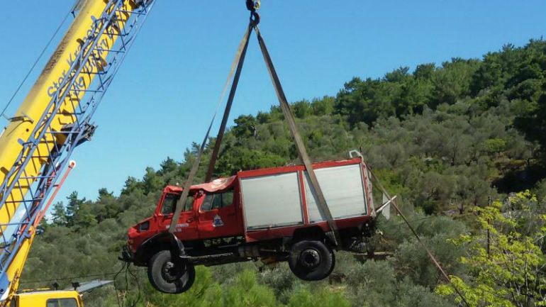 Λέσβος: Πυροσβεστικό όχημα «βούτηξε» σε χαράδρα έξι μέτρων Λέσβος: Πυροσβεστικό όχημα «βούτηξε» σε χαράδρα έξι μέτρων