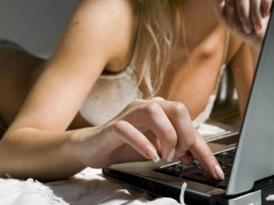 Πείθουν γυναίκες να τους στέλνουν γυμνές φωτογραφίες και βίντεο