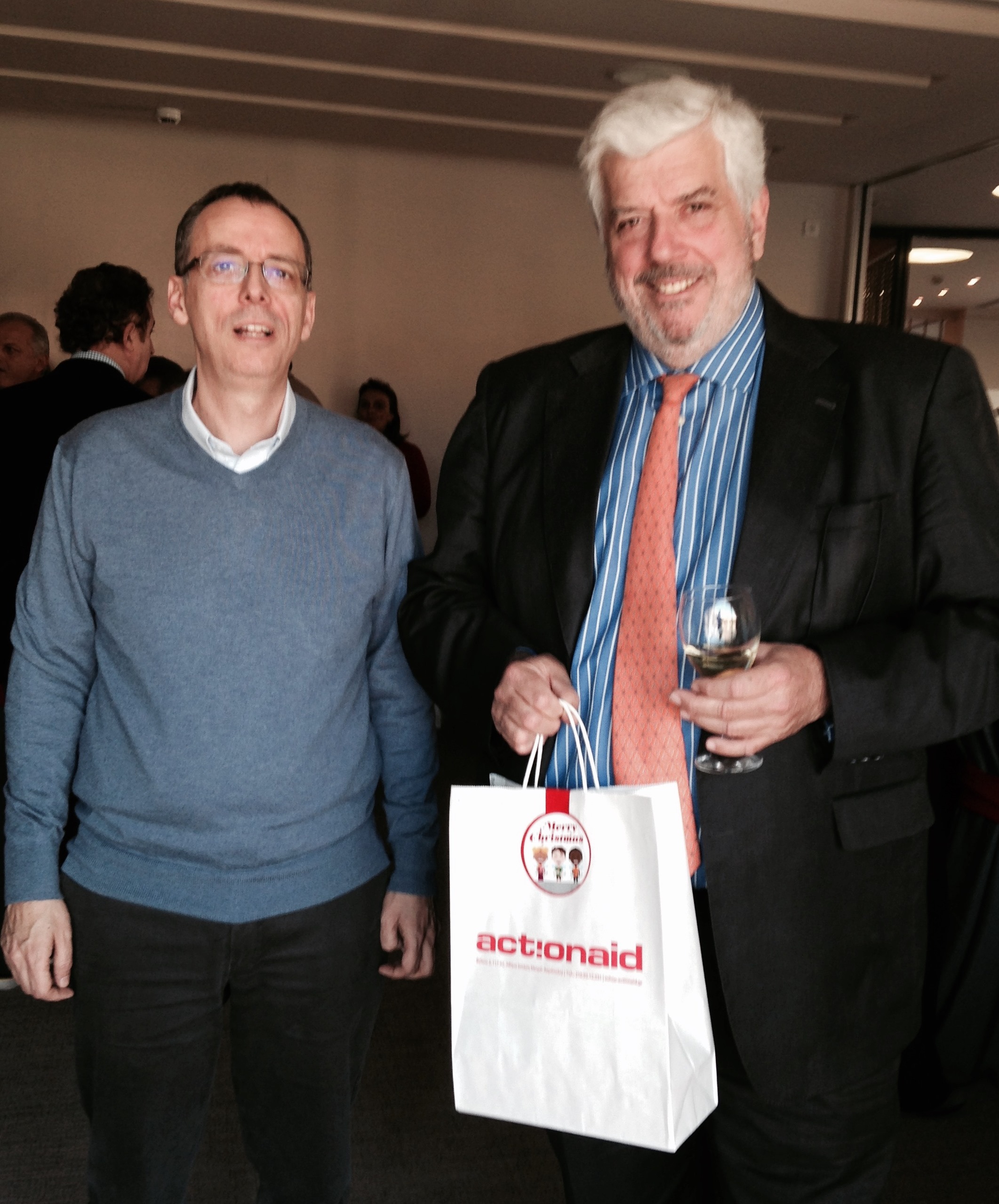 Ο Γιώργος Κώτσαλος, διευθύνων σύμβουλος του Ομίλου INTERAMERICAN, με τον Γεράσιμο Κουβαρά, γενικό διευθυντή της ActionAid στην Ελλάδα