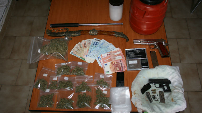 Ηράκλειο: Είχε στο σπίτι του από ναρκωτικά… μέχρι σπαθί