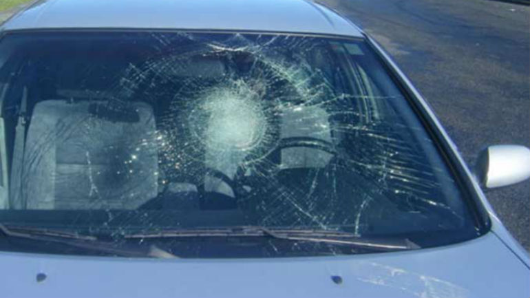 Τρίκαλα: «Ιπτάμενος» δημοτικός υπάλληλος προσγειώθηκε σε παρμπρίζ αυτοκινήτου