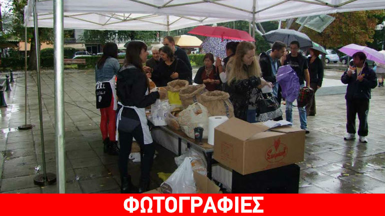Τρίκαλα: Μοίρασαν ψωμί στην στην κεντρική πλατεία
