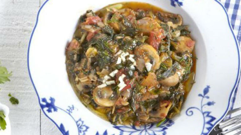 Κοκκινιστό φρικασέ με μανιτάρια