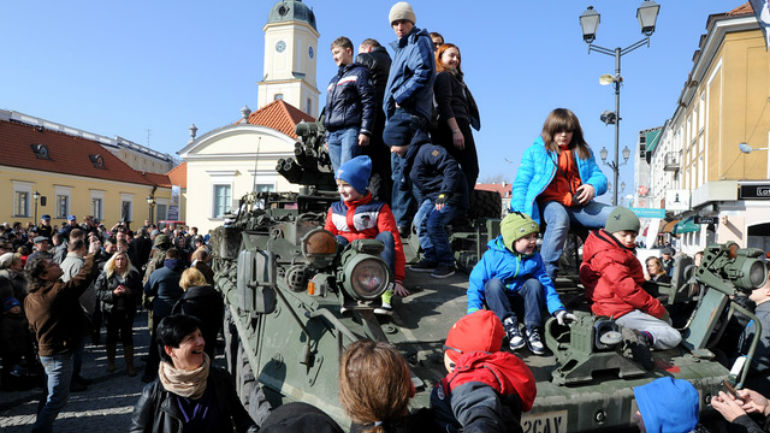 Διχάζει τους Τσέχους η στρατιωτική οχηματοπομπή των ΗΠΑ