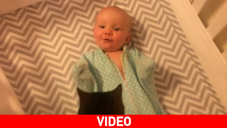 Δείτε τι κάνει μια μπέμπα όταν μπαίνει στην κούνια της μία γάτα