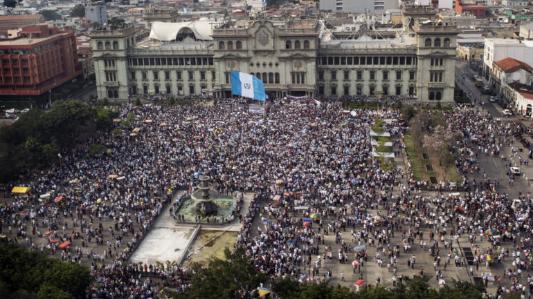 Γουατεμάλα: Δεκάδες χιλιάδες διαδηλωτές απαίτησαν να παραιτηθεί ο πρόεδρος