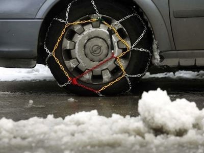 Προβλήματα στην κυκλοφορία των οχημάτων από τη χιονόπτωση στην Αττική