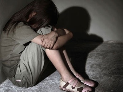 Συγκλονίζει η 18χρονη που βιαζόταν από τον πατριό της