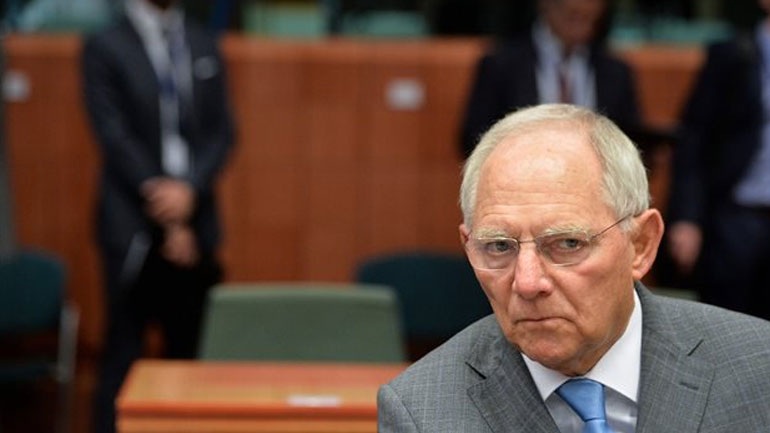 Σόιμπλε: «Διαθέσιμη εντός του μήνα η χρηματοδότηση “γέφυρα”»