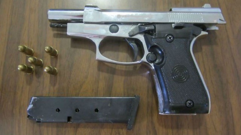 Πρέβεζα: Είχε κρύψει πιστόλι κάτω από το κάθισμα του αυτοκινήτου