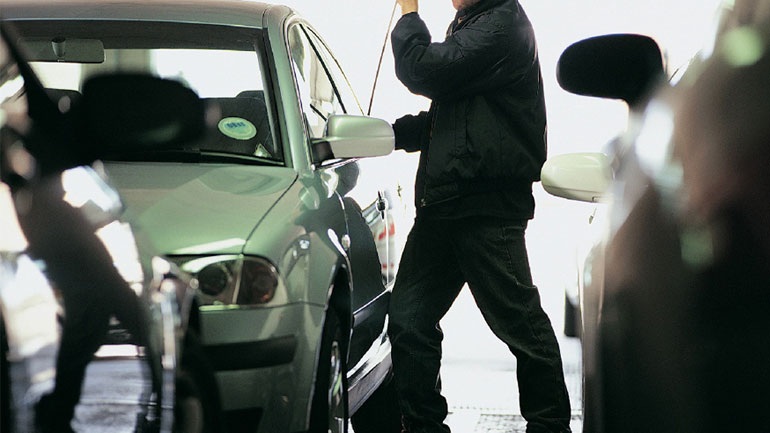 Πύργος: Νεαροί άρπαζαν αυτοκίνητα