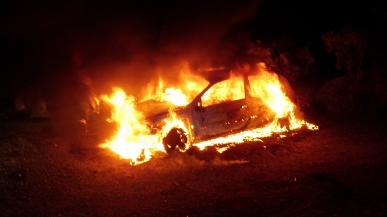 Πάτρα: Στις φλόγες μηχανή και φορτηγάκι