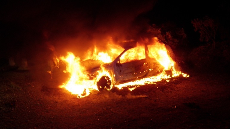 Ελασσόνα: Αυτοκίνητο τυλίχθηκε στις φλόγες μετά από ατύχημα