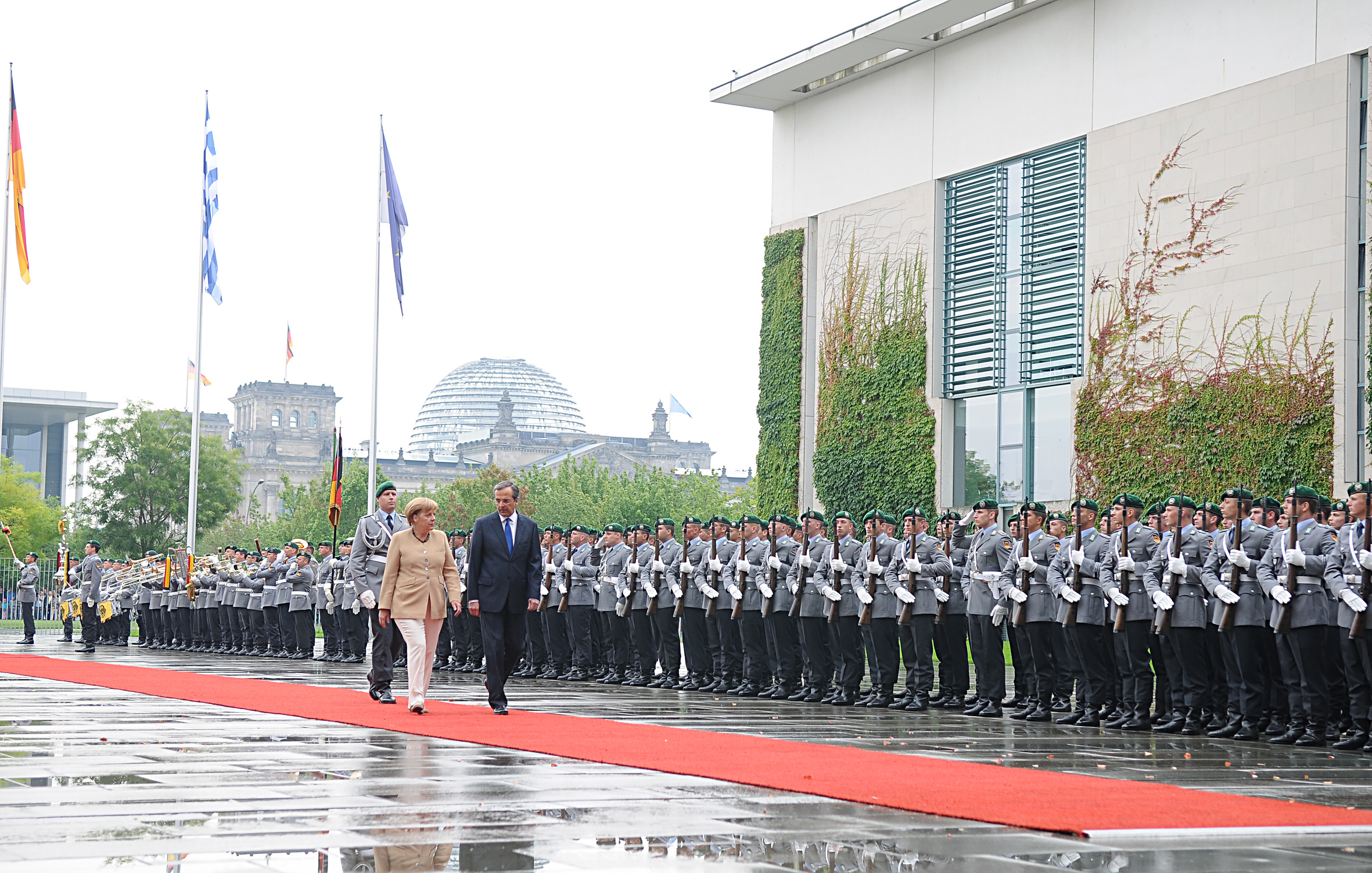 Σκυθρωποί μπροστά από τα αγήματα