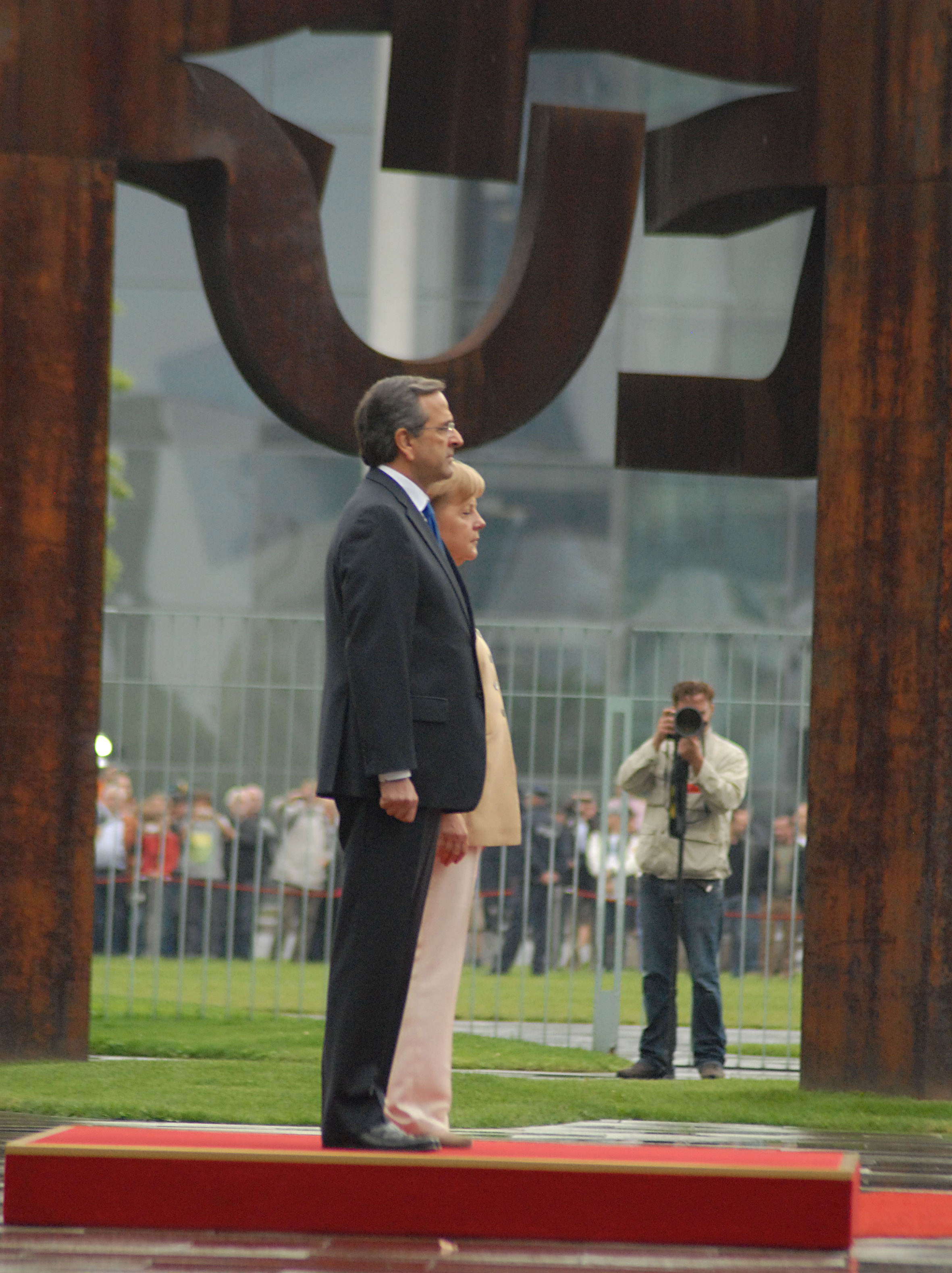 Σκυθρωποί έξω από την Καγκελαρία