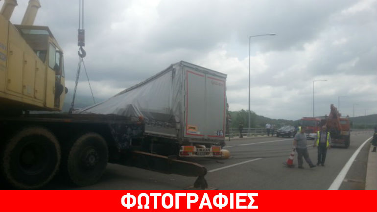 Ξάνθη: Νταλίκα βρέθηκε να αιωρείται στο κενό