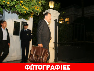 Με χαρτοφύλακα αντί σακιδίου στο Μαξίμου ο Στ. Θεοδωράκης