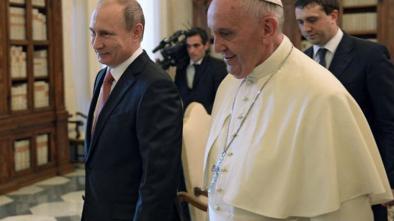Ο Πάπας Φραγκίσκος ζήτησε από τον Πούτιν την εφαρμογή των συμφωνιών του Μινσκ