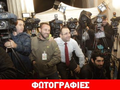 Δημοσιογράφοι από όλο τον κόσμο έξω από τη Βουλή