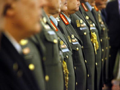 Στο Συμβούλιο της Επικρατείας οι περικοπές στους μισθούς των ενστόλων