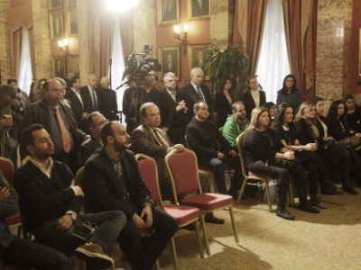 Οι… τσάντες της Βουλής