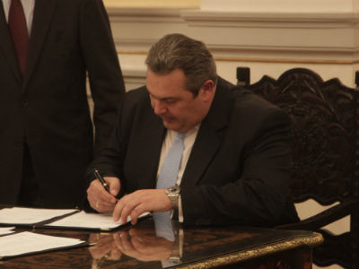 Επαναφέρει τα εκτός έδρας στους στρατιωτικούς ο Καμμένος