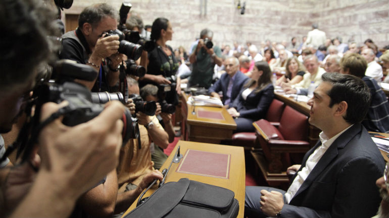 Οι διάλογοι Τσίπρα – συντρόφων στη σύσκεψη της Βουλής