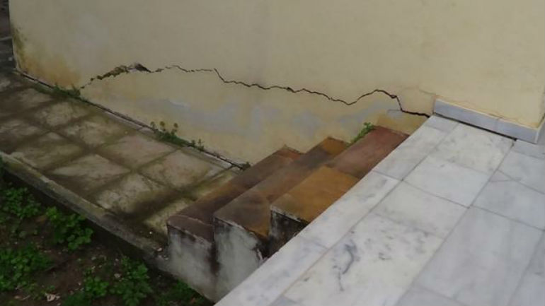 Χίος: Τεράστια ρωγμή στο καινούριο κτίριο του ΙΚΑ