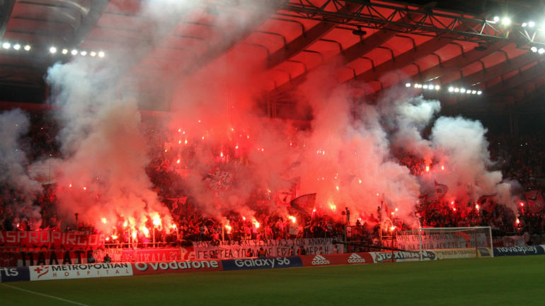 Φίλαθλος του Ολυμπιακού έπεσε από την εξέδρα