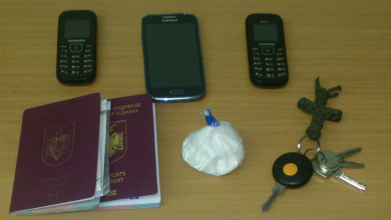 Πάτρα: Χειροπέδες για διακίνηση κοκαΐνης