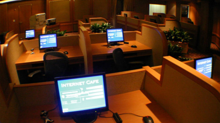 Χαλκίδα: Έβλεπε πορνό και αυτοϊκανοποιούταν μέσα σε ίντερνετ καφέ