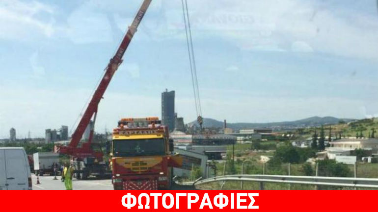 Θεσσαλονίκη: Φορτηγό «βούτηξε» σε χωράφι