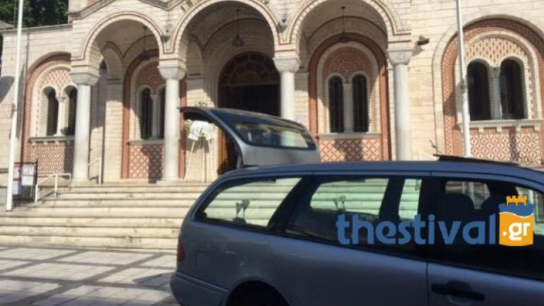 Θεσσαλονίκη: Θρήνος και οργή στην κηδεία της 7χρονης Χρύσας