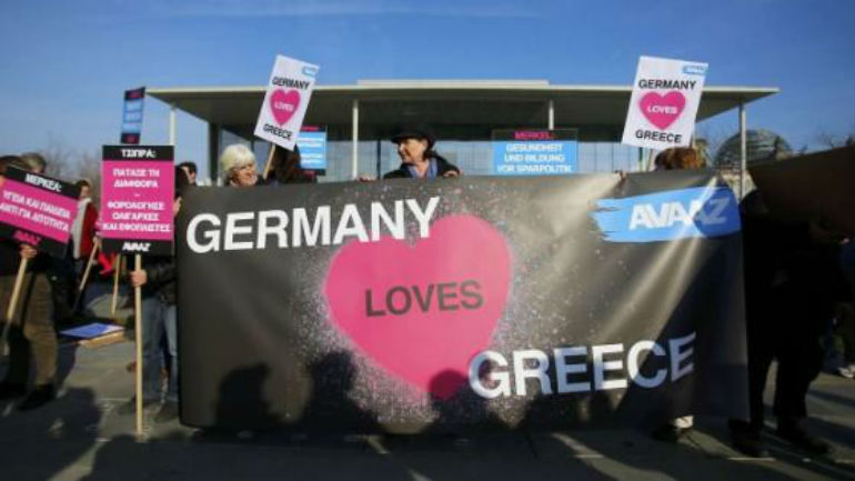 Γερμανοί διαδηλωτές έξω από την Καγκελαρία