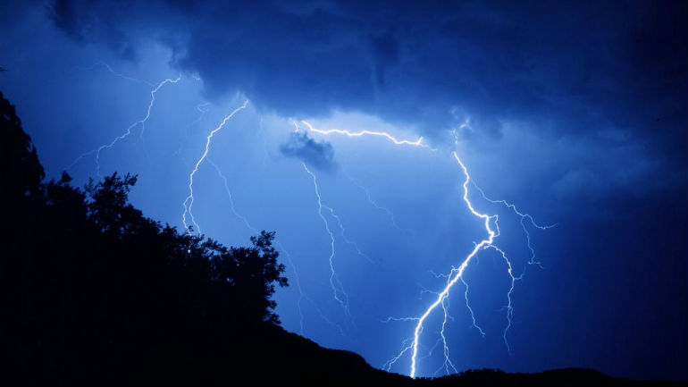 Ναύπακτος: Ο κεραυνός προκάλεσε πυρκαγιά