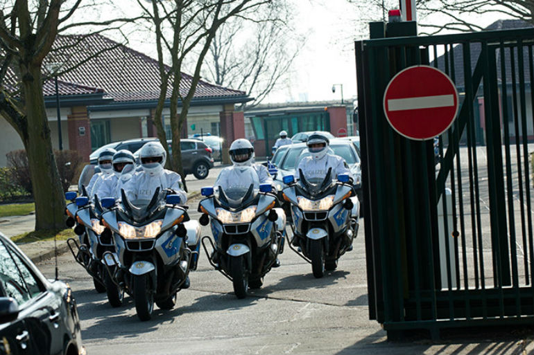 'Πέντε μοτοσικλέτες: Η μικρότερη συνοδεία που προβλέπει το πρωτόκολλο', σχολιάζει δηκτικά η Bild