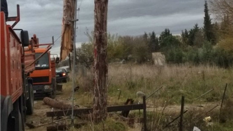 Λάρισα: Φορτηγό καρφώθηκε σε κολόνα και προκάλεσε μπλακ άουτ