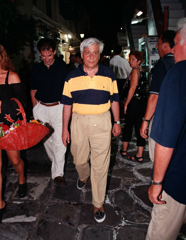 Ο Προκόπης Παυλόπουλος απολαμβάνει τις καλοκαιρινές του διακοπές στη Μύκονο τον Αύγουστο του 1999
