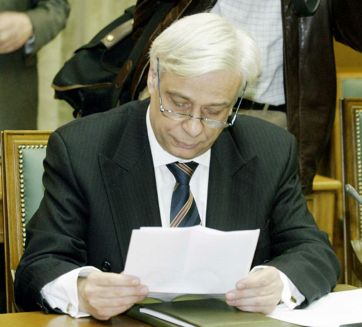Κατά την πρώτη συνεδρίαση του υπουργικού συμβουλίου της κυβέρνησης Καραμανλή (2004)