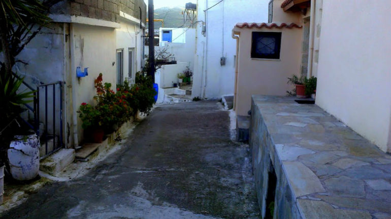 Κρήτη: Διασωληνωμένος στην Εντατική άνδρας που παραπάτησε στον δρόμο