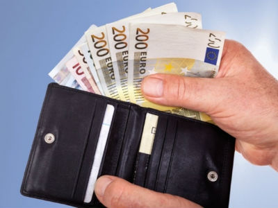 Λαμία: Βρήκε πορτοφόλι με 1.000 ευρώ