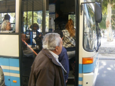 Πάτρα: Πετροβολούν τα λεωφορεία