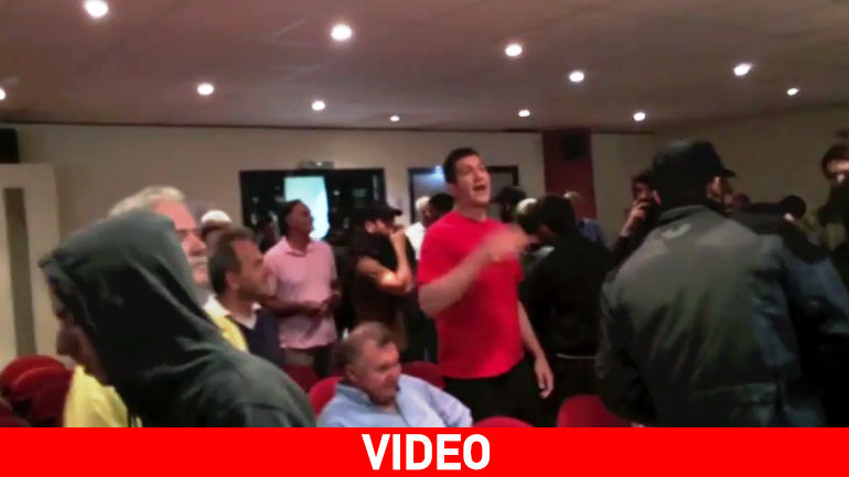 Εισβολή αντιεξουσιαστών στο δημοτικό συμβούλιο της Γλυφάδας