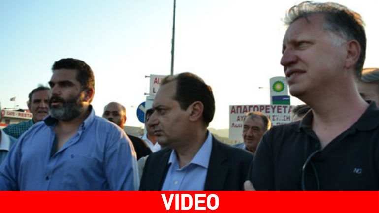 Βοιωτία: Βουλευτές και δήμαρχοι ξήλωσαν μπάρες στην Εθνική Οδό