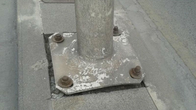 Θεσσαλονίκη: Κολόνα έπεσε στη μέση του δρόμου