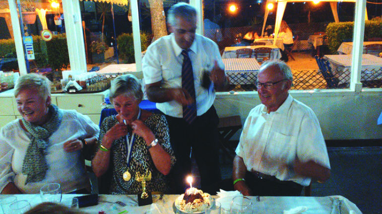 Ρόδος: Δανοί τουρίστες γιόρτασαν τα 50 χρόνια γάμου τους