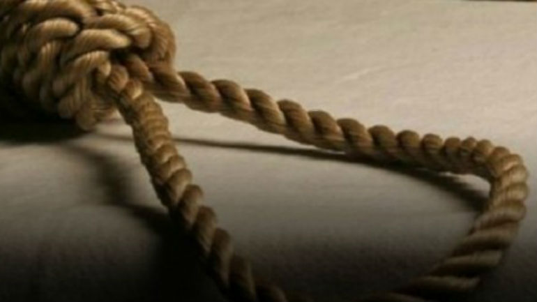 Ανήλικη προσπάθησε να κρεμαστεί με φουλάρι