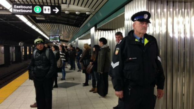 Ακόμα και στο μετρό συνεχίζονται οι αναζητήσεις για τον εντοπισμό των ενόπλων