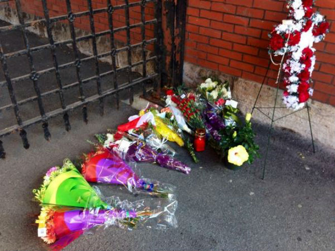 Λίγα λουλούδια στη μνήμη του νεκρού στρατιώτη